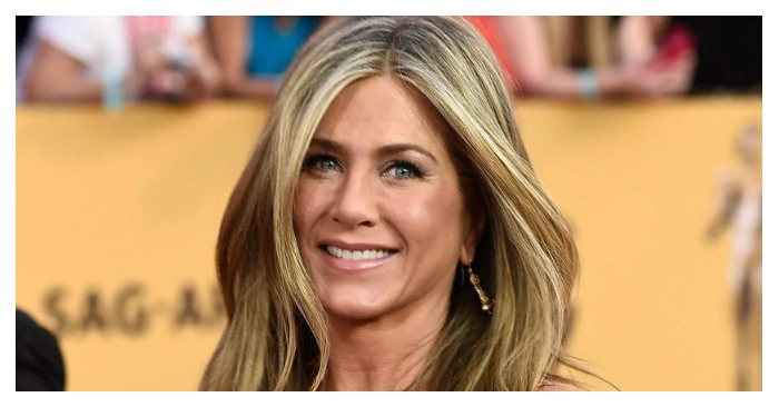  «Look what a woman you lost, Pitt!» Jennifer Aniston’s spicy snapshots from vacation are making headlines