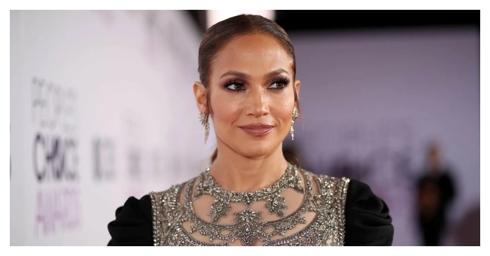  «She ate it and left no crumbs!» Jennifer Lopez stuns in a low-cut floral dress at Daytime Beauty Awards