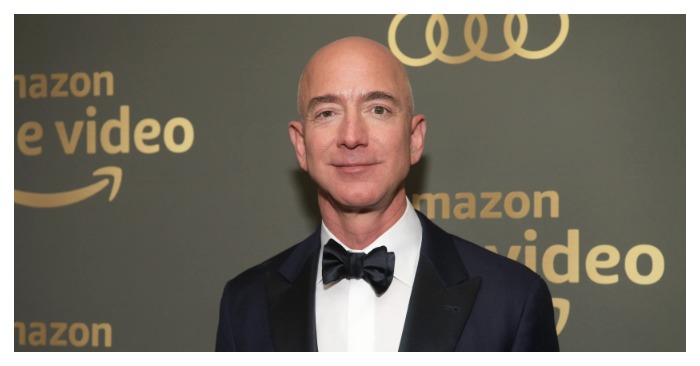  «A hottie in front, a granny in back!» What Jeff Bezos’s girlfriend looks like in unedited photos came as a big surprise