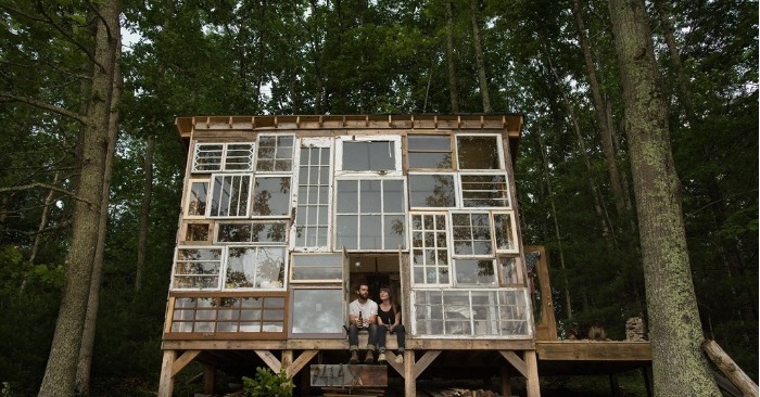  «A house out of a fairy tale!» One family showed their house made out of window frames and became Internet stars