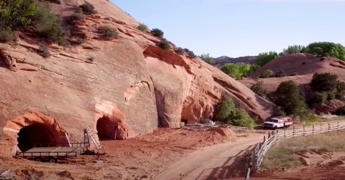  «A dream for introverts!» This is what life in a cave house disconnected from civilization looks like