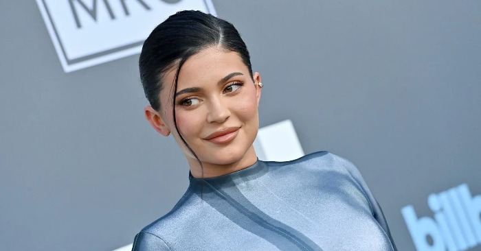  «It’s illegal to look so perfect!» Kylie Jenner becomes the queen of men’s hearts in her skintight bodysuit