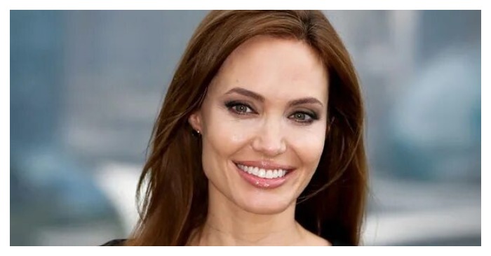  «In a granny’s coat and thick-framed glasses!» Angelina Jolie’s new image became the subject of discussions