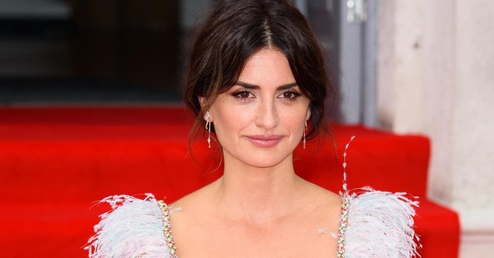  «She really doesn’t age!» Penélope Cruz stunned everyone in a daring dress at the ceremony