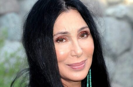 «Barely walks, looks frail!» Cher is seen leaving her Hotel hours after the Macy’s Thanksgiving Day Parade
