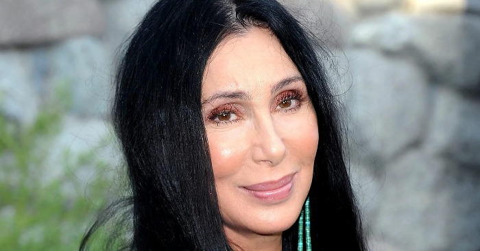  «Barely walks, looks frail!» Cher is seen leaving her Hotel hours after the Macy’s Thanksgiving Day Parade