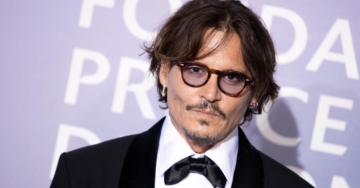  «What is happening to this man!» Johnny Depp’s dirty outfit covered in paint stains disappoints fans