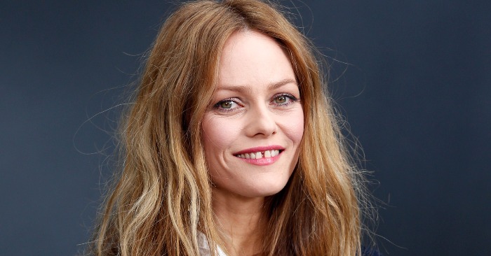  «No different from a beggar!»Paparazzi photographed Vanessa Paradis on vacation and disappointed fans