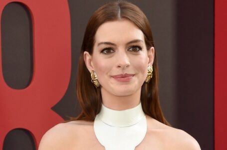«Face, without any plastic surgery!» Anne Hathaway shared a photo without makeup or filters, fans are in awe