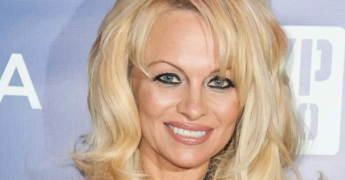  «With her legs apart, in a seductive pose!» Pamela Anderson brings things to a new level and becomes an ageless icon