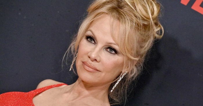  «It’s just freedom!» Pamela Anderson unveils the truth behind her «no makeup era» and brings things to a new level