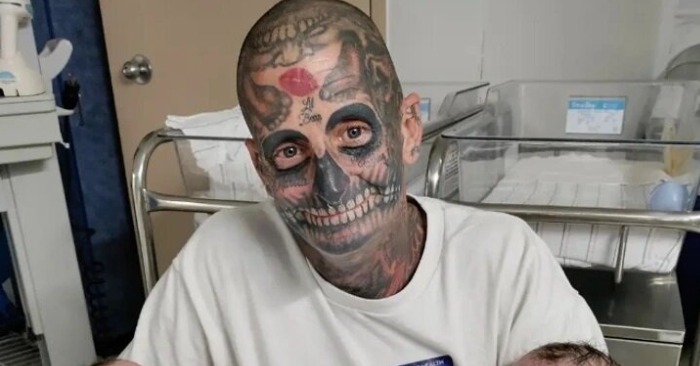  «Don’t judge the book by its cover!» One heavily tattooed man responds to the criticism and blows up the network