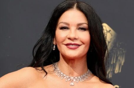 «To look so hot at 51 should be banned!» Zeta-Jones’s recent video in a bikini is heating up social media