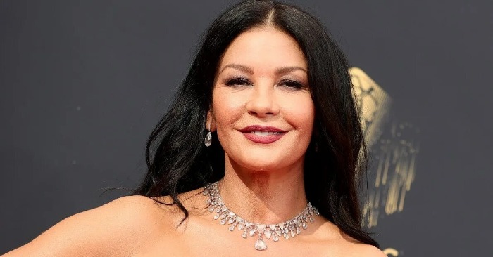  «To look so hot at 51 should be banned!» Zeta-Jones’s recent video in a bikini is heating up social media