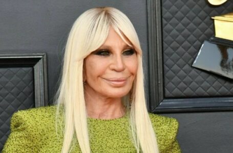 «Half-bald, oily skin and no eyebrows!» The recent outing of Donatella Versace at the airport sparked reaction