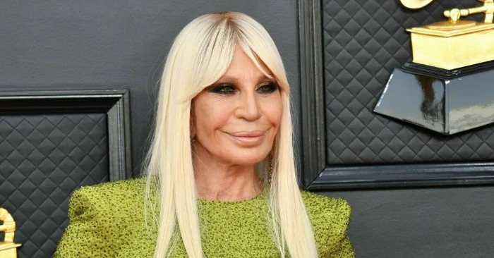  «Half-bald, oily skin and no eyebrows!» The recent outing of Donatella Versace at the airport sparked reaction