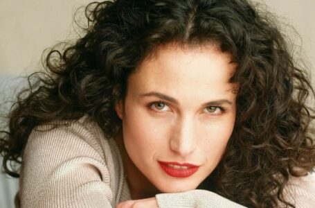 «It’s not gray, it’s silver!» This is how Andie MacDowell responded to the criticism towards her natural appearance