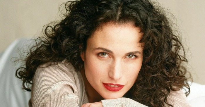  «It’s not gray, it’s silver!» This is how Andie MacDowell responded to the criticism towards her natural appearance