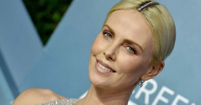  «In a lace bra and mini skirt!» The recent appearance of Charlize Theron is heating up social media