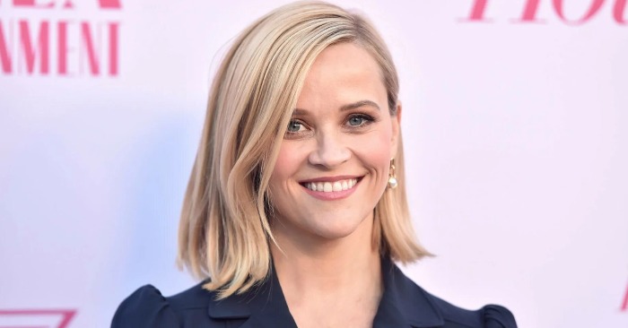  «It’s illegal to have such hot legs at 48!» Reese Witherspoon’s new photos are heating up social media