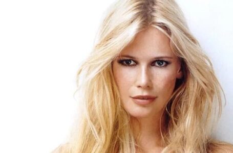 «She is ageing backwards!» New photos of Claudia Schiffer from vacation in Greece surface the network