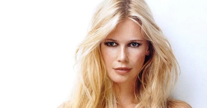  «She is ageing backwards!» New photos of Claudia Schiffer from vacation in Greece surface the network