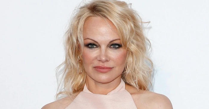  «Icons stay icons, even at 55!» Pamela Anderson recreates her legendary «Baywatch» image 30 years later