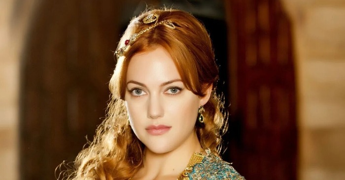  «She ages like fine wine!» The way Meyrem Uzerli has changed through years deserves our special attention