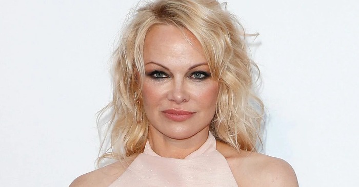  «56 NEVER looked better!» Pamela Anderson steals the show at the Met Gala in her ethereal Oscar de la Renta gown