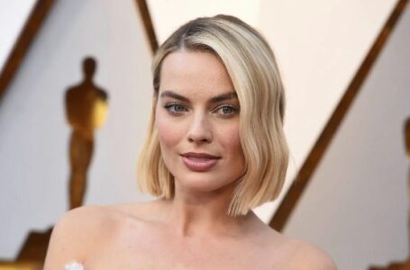 «The rumors are confirmed!» Margot Robbie puts her bare pregnant belly on display while vacationing with her husband