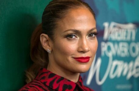 “Messy Hair and Visible Wrinkles”: Jennifer Lopez’s Candid Look Sparks Debate