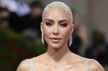 «It’s illegal for a mom of 4 to look so hot!» Kim Kardashian is heating up social media with her bikini body