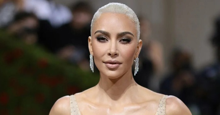  «It’s illegal for a mom of 4 to look so hot!» Kim Kardashian is heating up social media with her bikini body